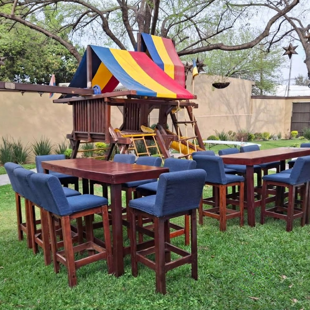 Mesa Alta Rectangular de Madera Nogal con bancos renta en Monterrey